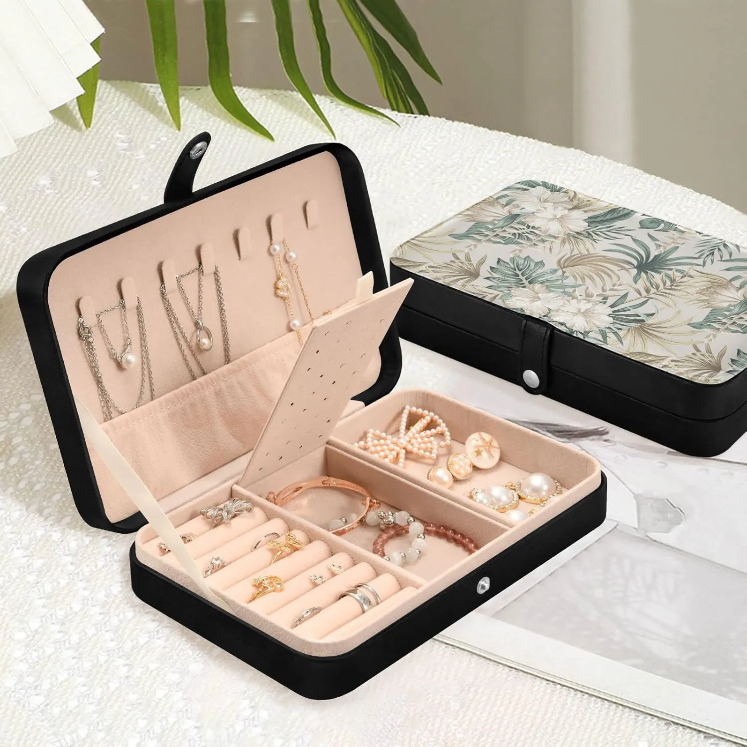Oyihfvs Beige Tropical Hibiscus Flowers Leaves Exotic Jungle Palm Leaves Leather Jewelry Bag, Jewelry Storage, Portable Jewelry Organizer Boxes for Women Lady Necklace, Earrings, Rings, Bracelet